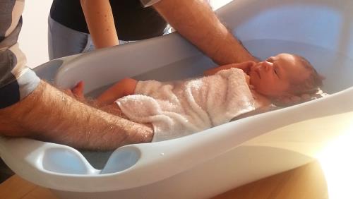 Unser Baby das erste Mal baden :)